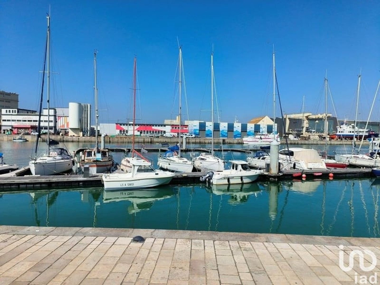 Immeuble commercial 110 m²