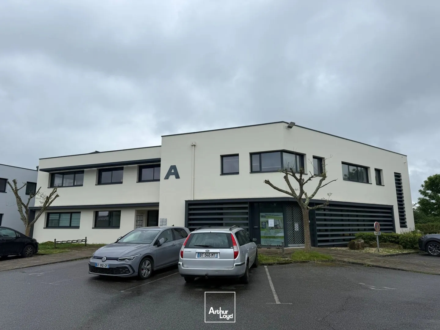 À VENDRE - BUREAUX EN REZ-DE-CHAUSSÉE - 275 m² - AURAY (56400)