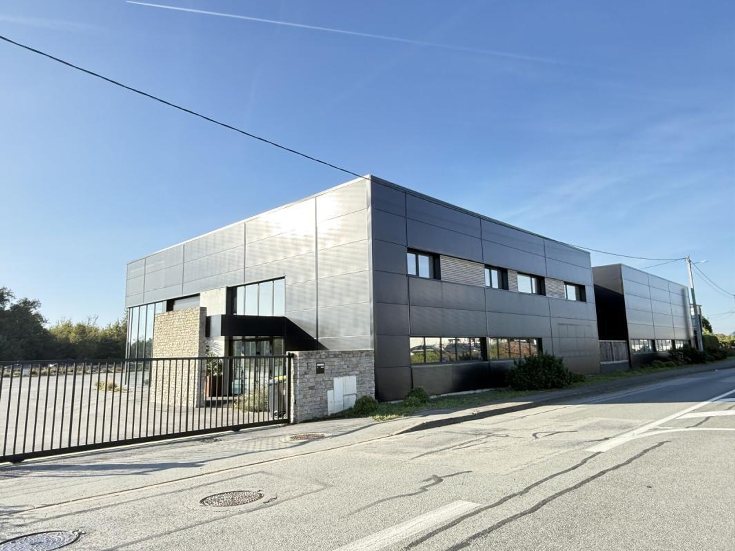 Local showroom à vendre à louer 470 m2 Ploeren