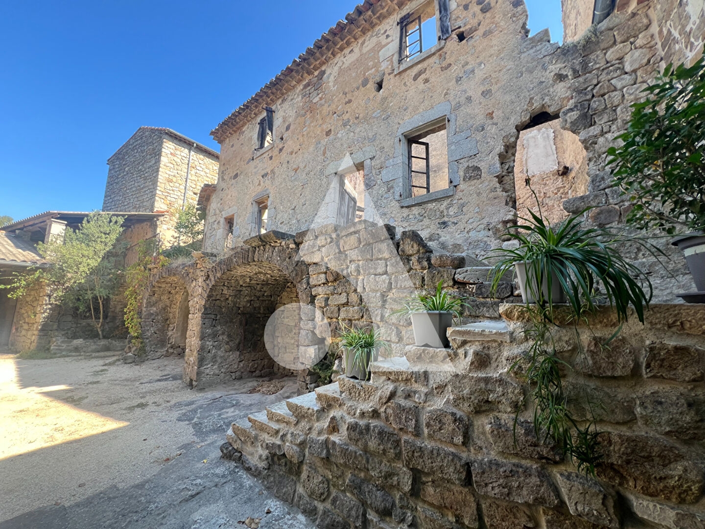 Maison en pierre à vendre aux Assions. Proche Les Vans. Charme authentique, dépendances et fort potentiel