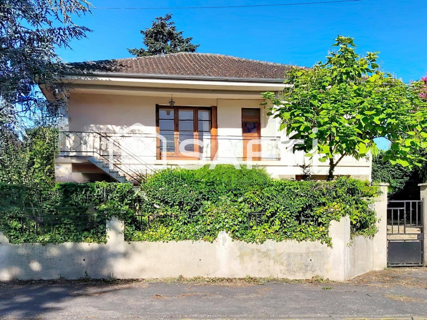 Maison vendue avec terrain. BUDGET TOTAL OPERATION : 200 000 € HAI.