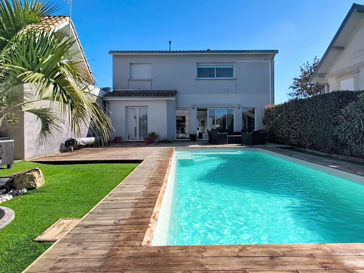Maison contemporaine avec piscine, studio indépendant et garage