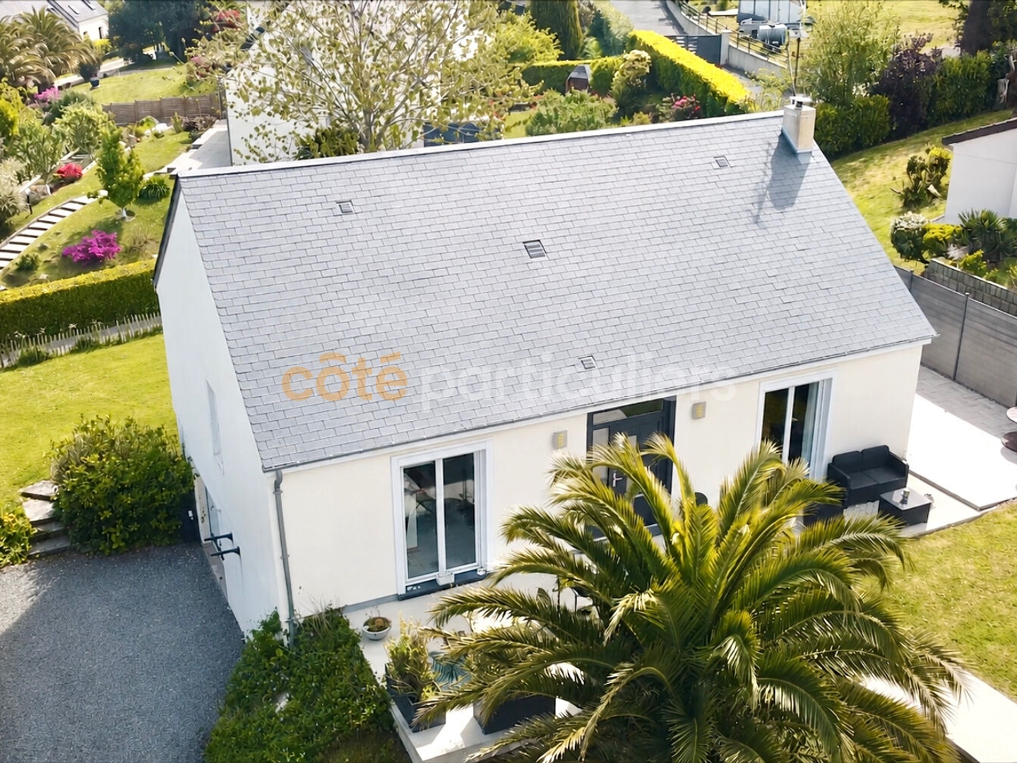 Maison rénové sur sous-sol avec jardin.