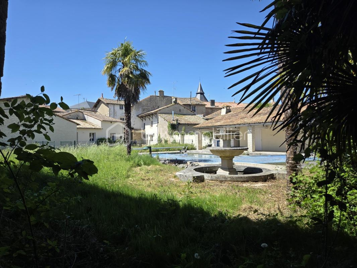Ensemble immobilier avec plusieurs logements indépendants, piscine, fort potentiel de revenus locatifs