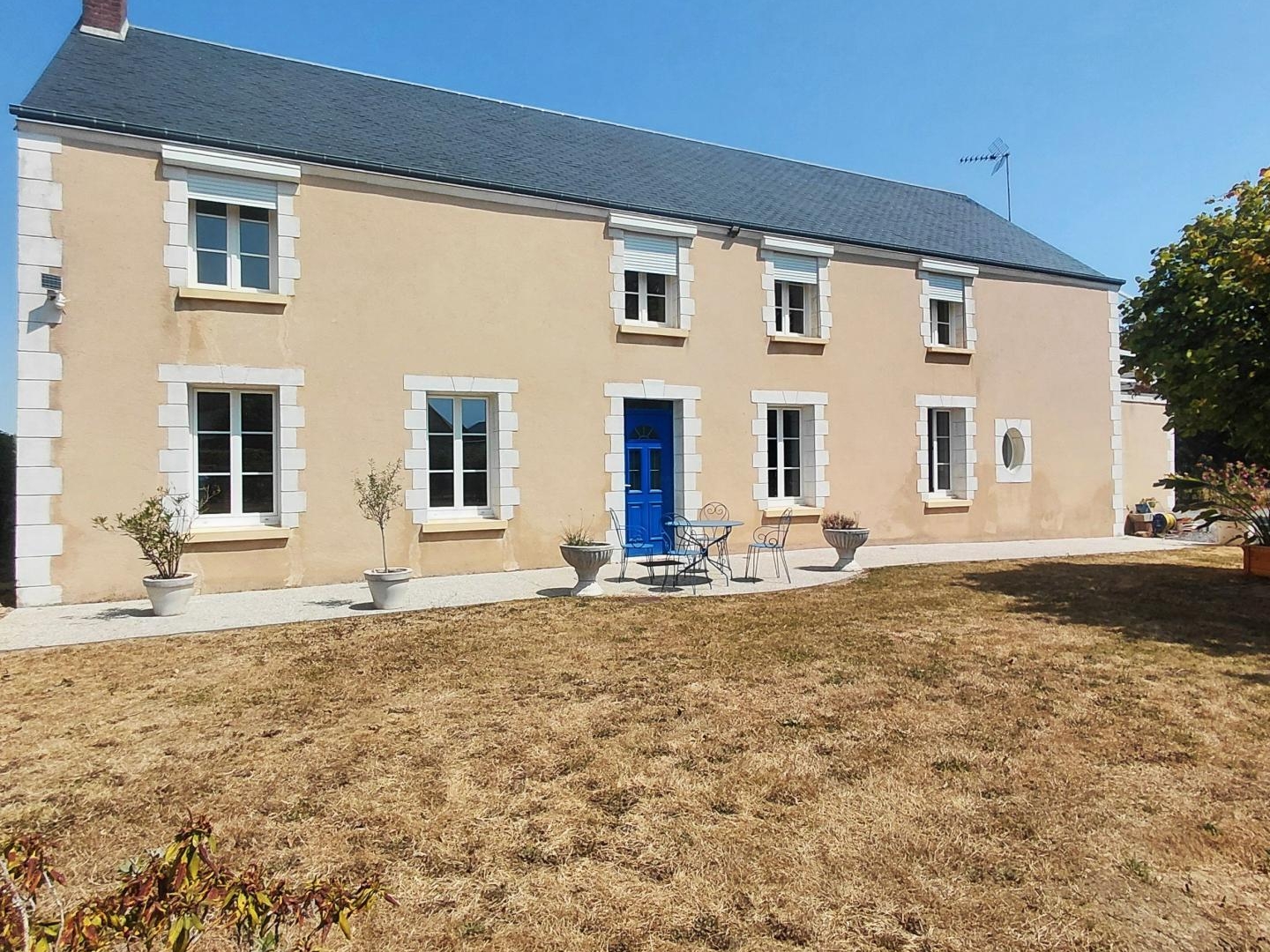 Maison de pierre rénovée, 5 ch, studio, dépendances