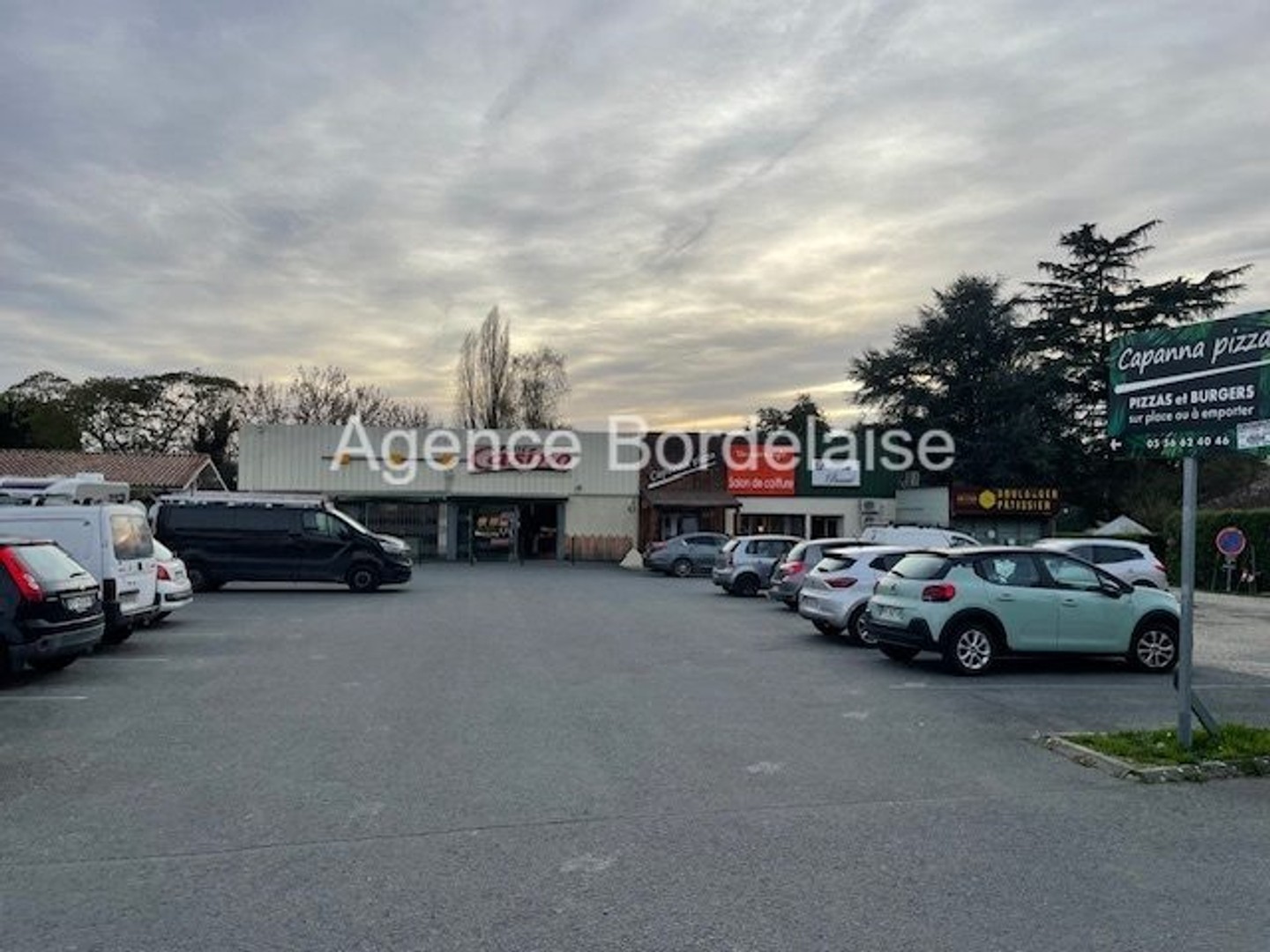 Local commercial 3 pièces 855 m²