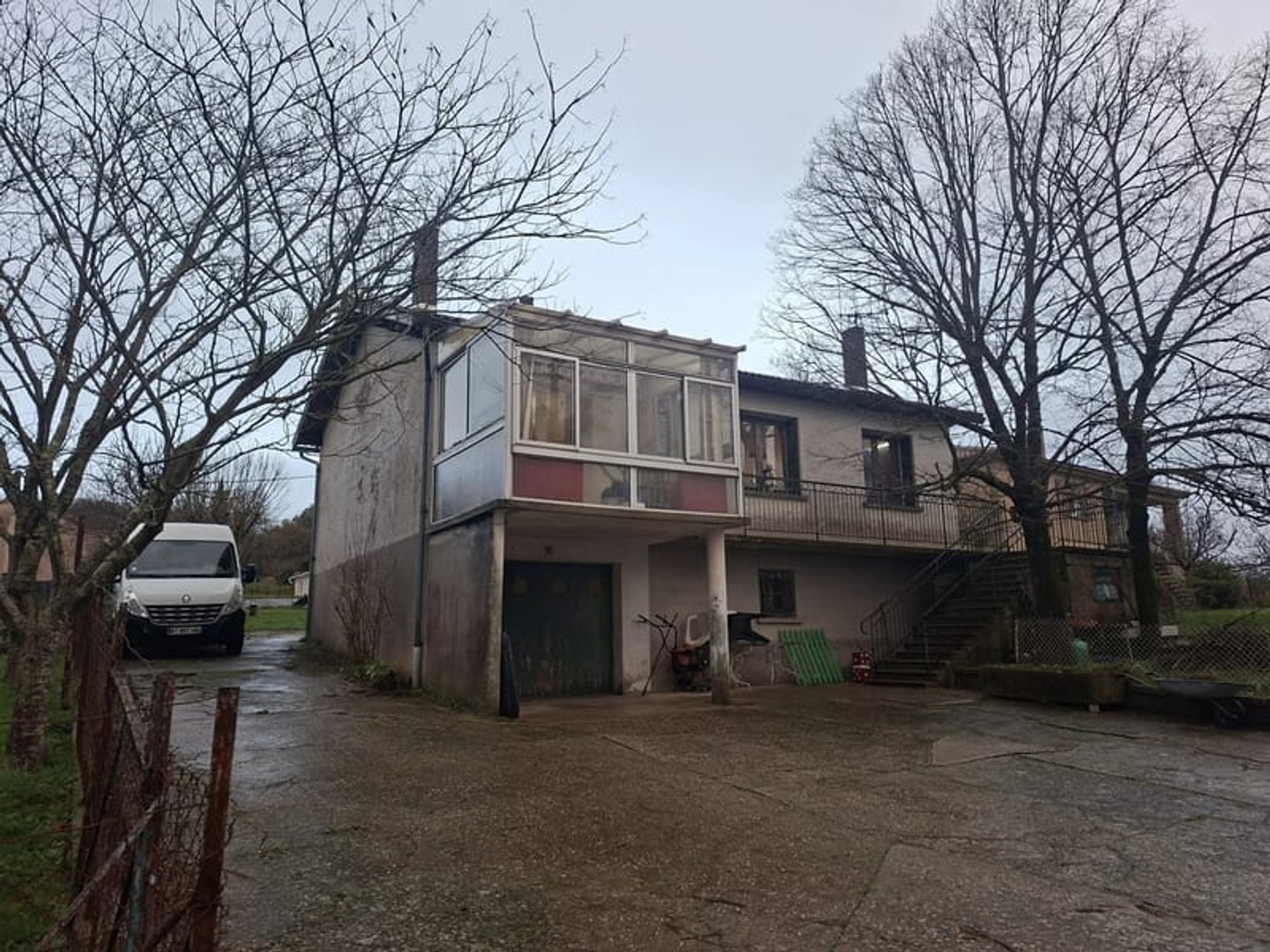 Maison des années 80 avec jardin sur sous sol
