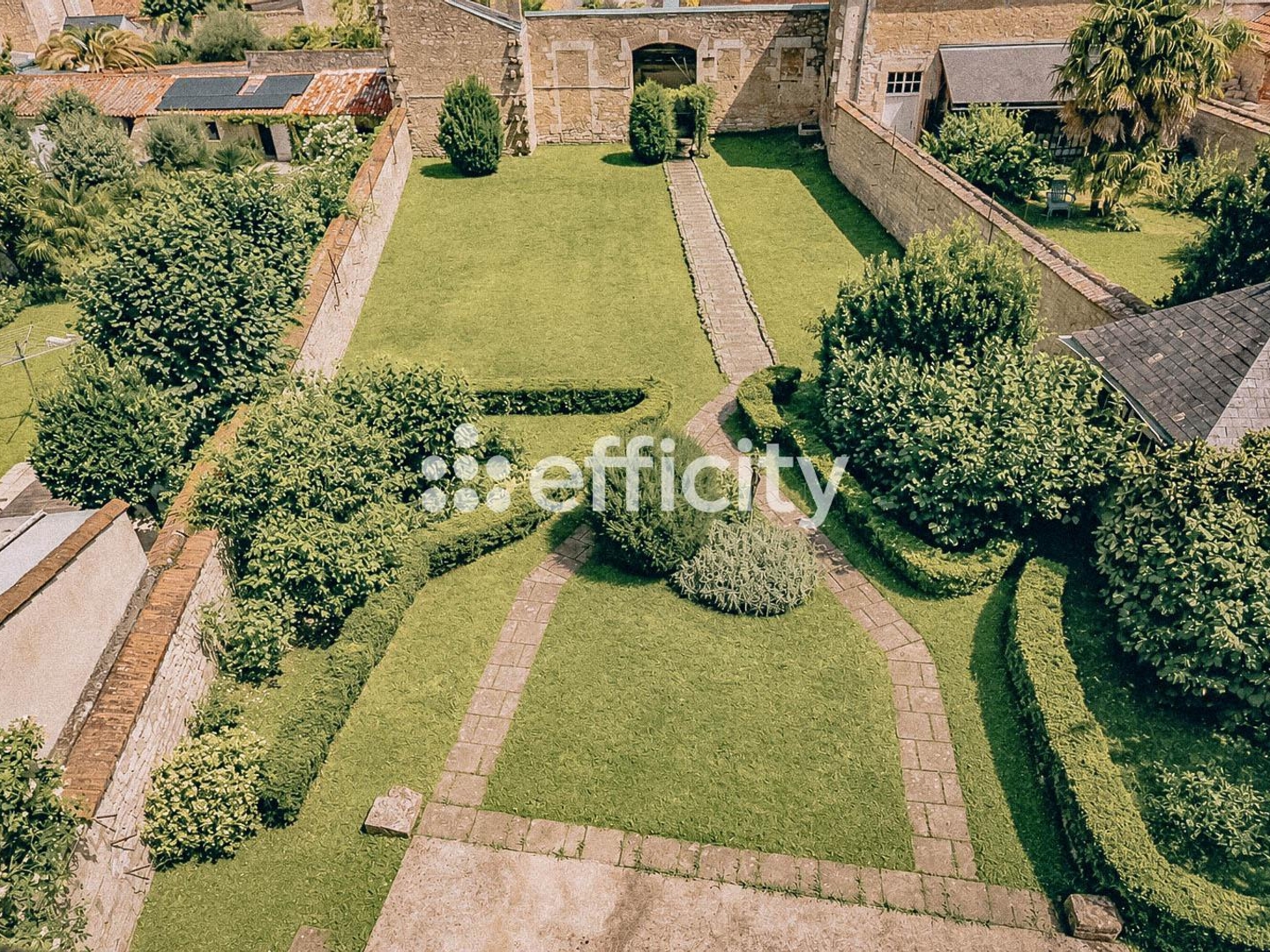 Maison à vendre - 8 pièces - 255m2 - Fontenay-Le-Comte (85200)