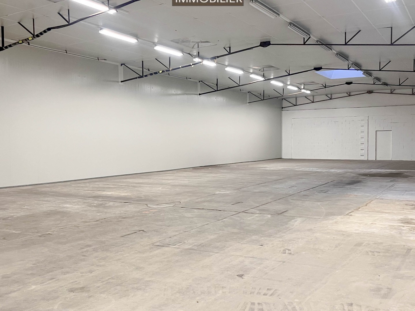 BRESSUIRE - Bâtiment professionnel avec parking privé.