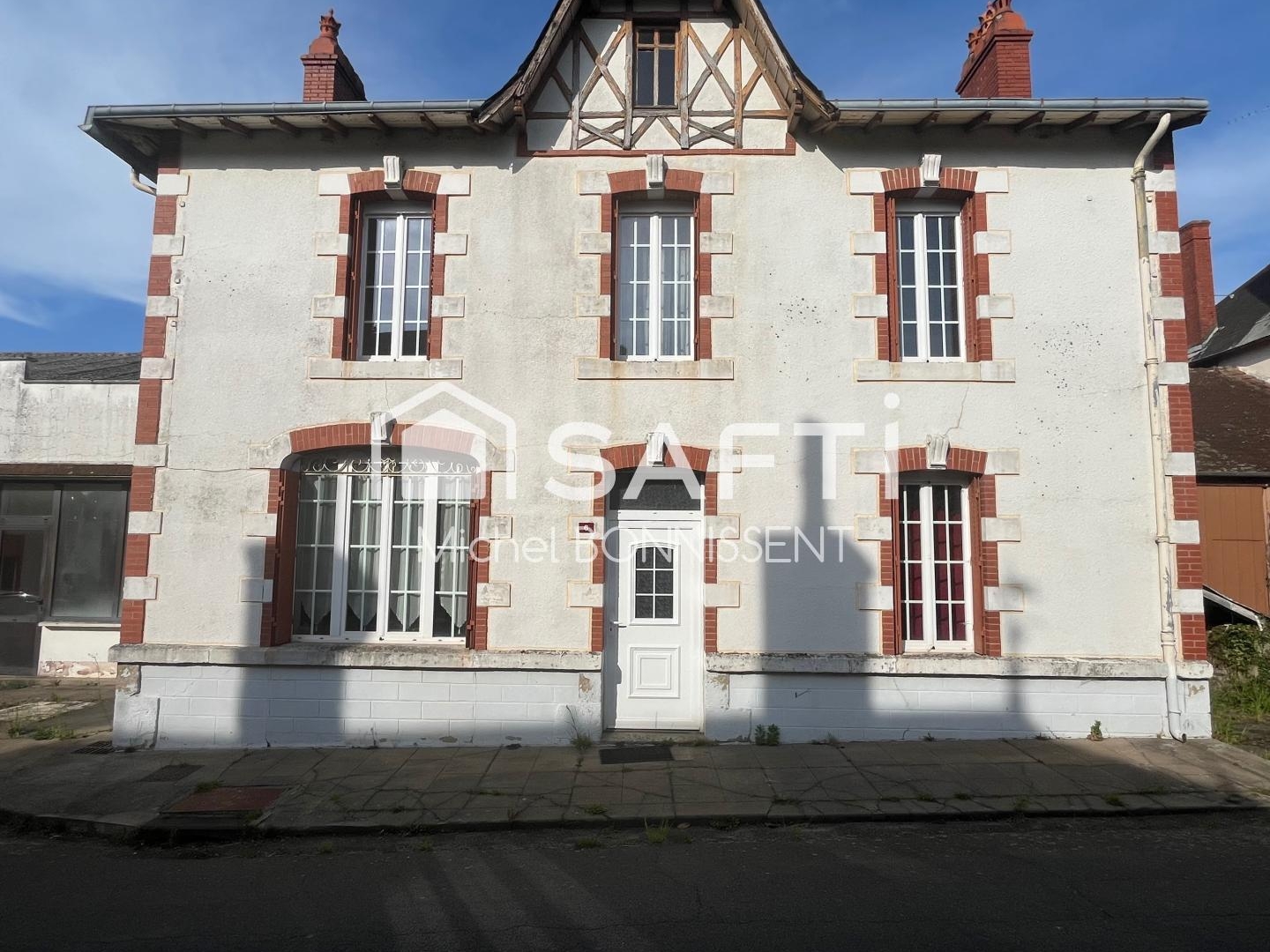 Maison de caractère avec sous sol et grande dépendance