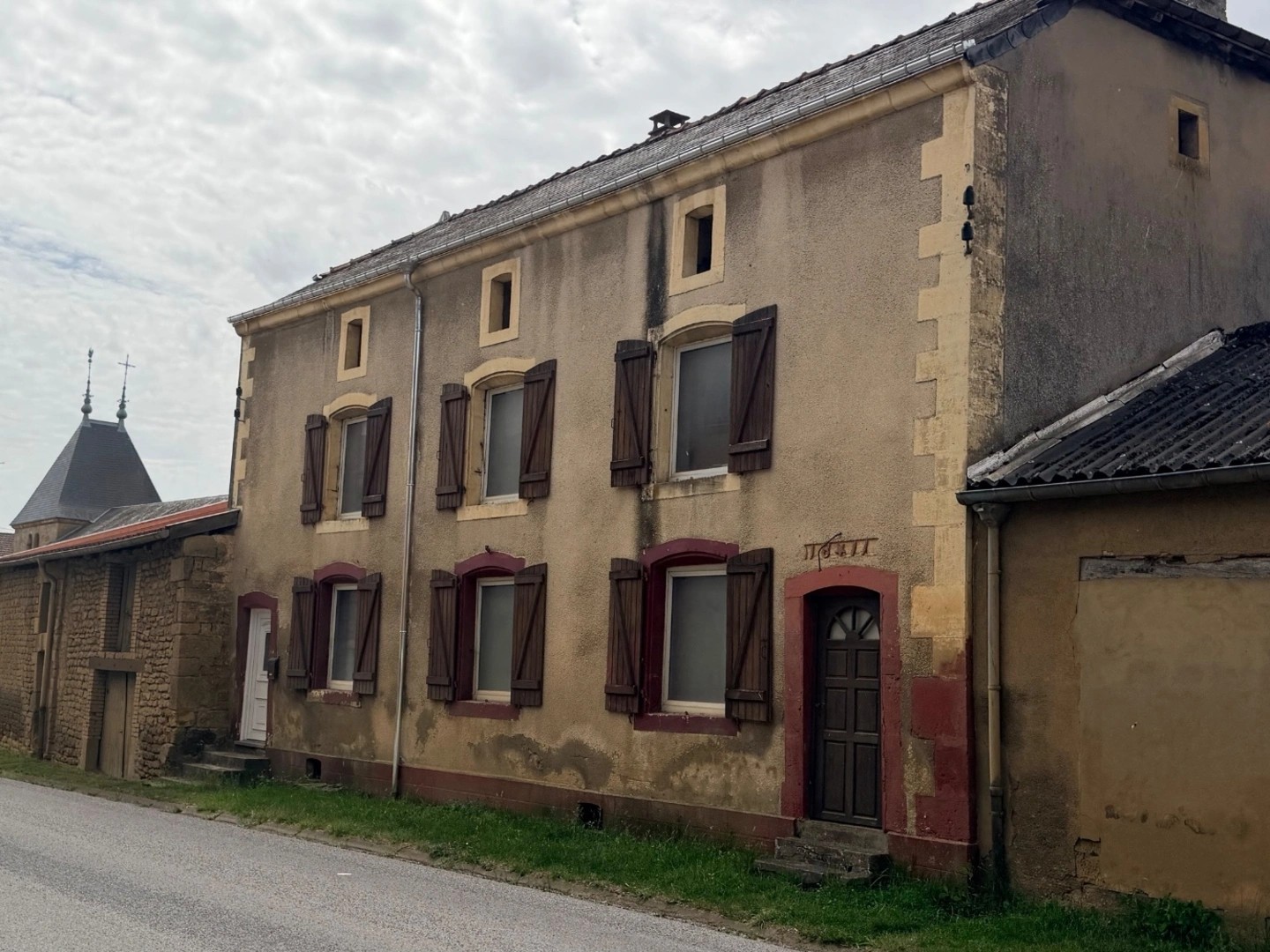 À vendre en exclusivité à Thonnelle (55600), immeuble de rapport à fort potentiel situé dans un environnement calme et recherché, à proximité de Montmédy, de la Belgique et du Luxembourg.