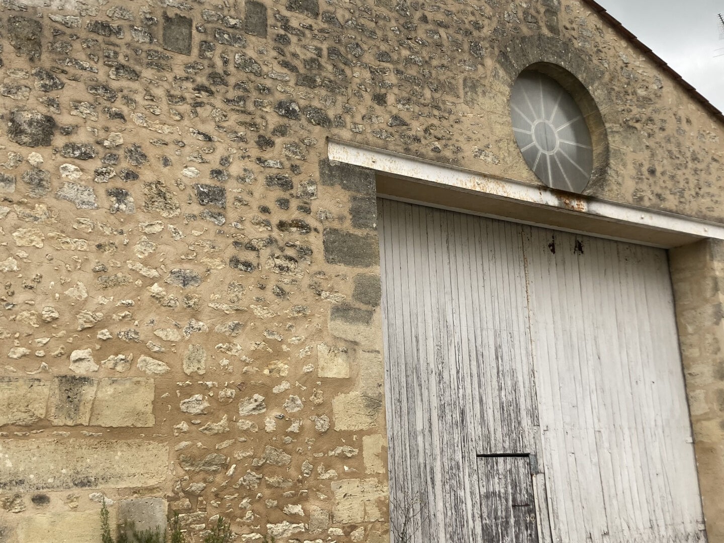 Garage and warehouse of 360 m2 in stone building