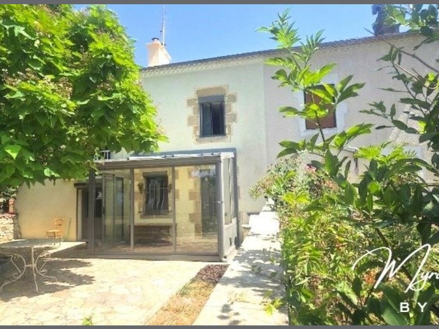 Maison en pierre rénovée avec Grange, Puits, Bois