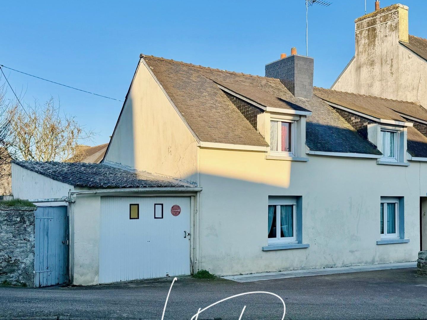Maison d'habitation avec dépendance en pierre,atelier, sur 1 015 m² de terrain situé en zone constructible.
