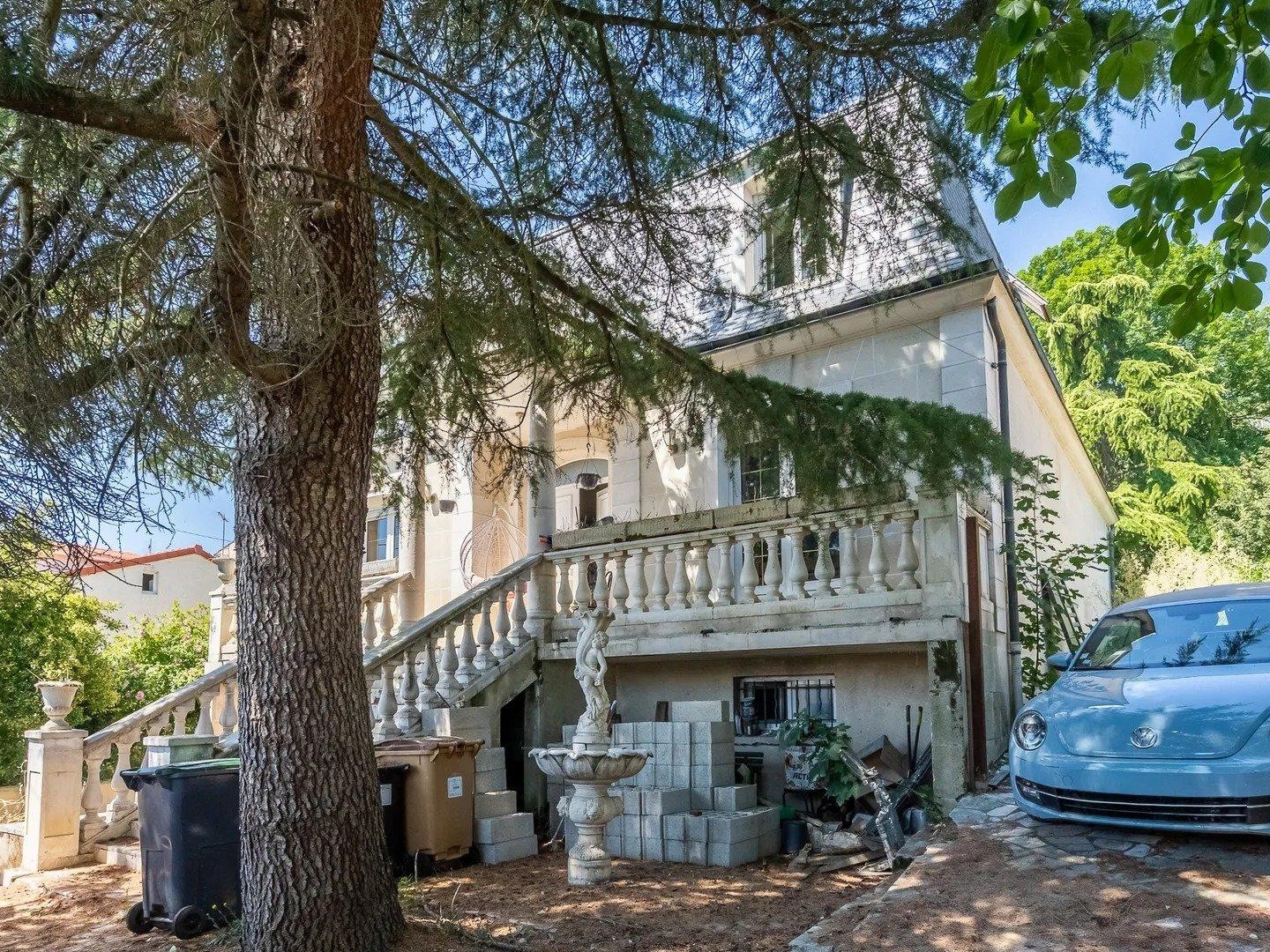 A GAGNY 93220 Maison de 202 m², 8 pièces, 5 chambres, une cuisine fermée construite sur un terrain de 594m2