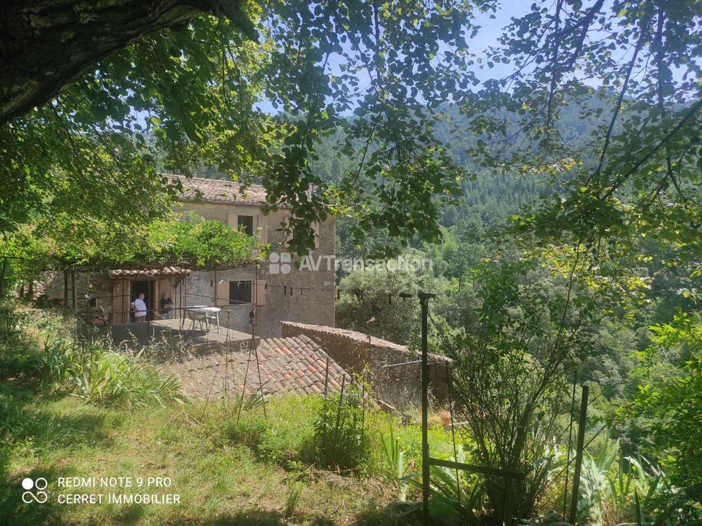 PROPRIÉTÉ EN PIERRES SUR 13 HECTARES