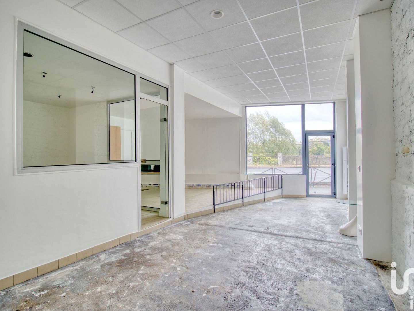 Immeuble commercial 87 m²