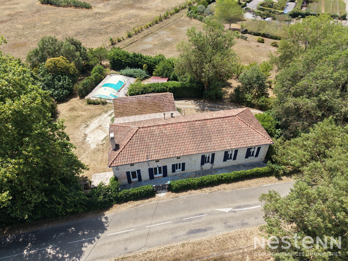A Vendre Maison en pierre rénovée avec dépendances sur plus de 6 600 m² à Saint-Puy