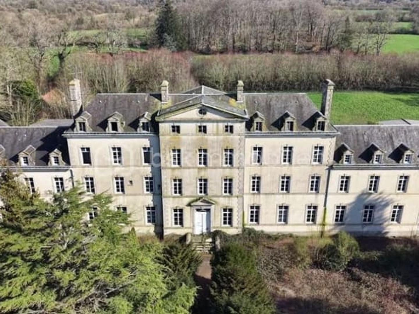 Propriété 24 pièces 2595 m²