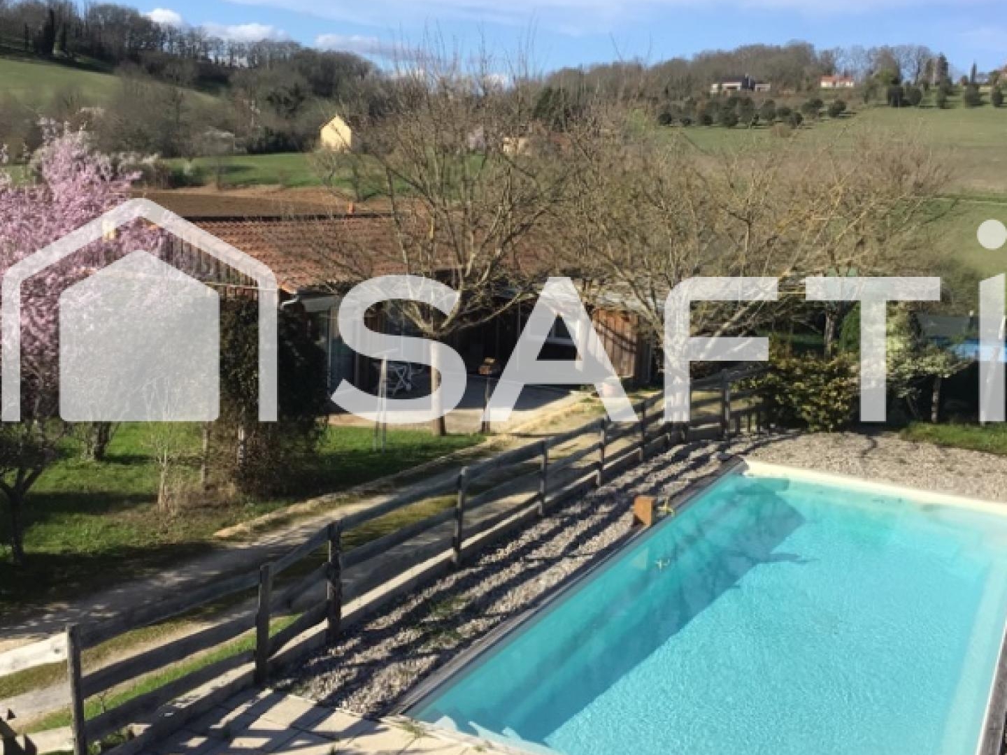 Maison comprenant deux gîtes, trois chambres d'hôtes et deux piscines.