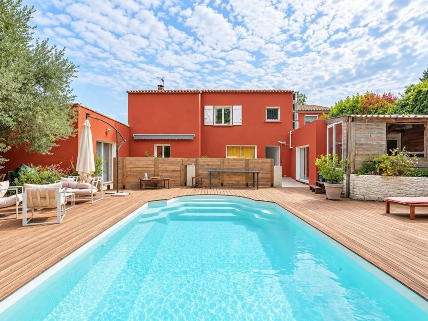 PLAISSAN (34230)  ENSEMBLE IMMOBILIER  5 APPARTEMENTS  TERRAIN 1 055 M²  PISCINE  POTENTIEL LOCATIF