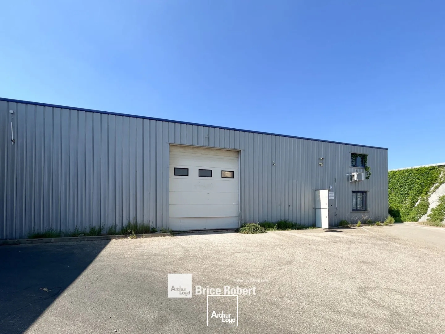 Local d'activité 570 m² en vente Saint-Priest accès poids lourds et parking
