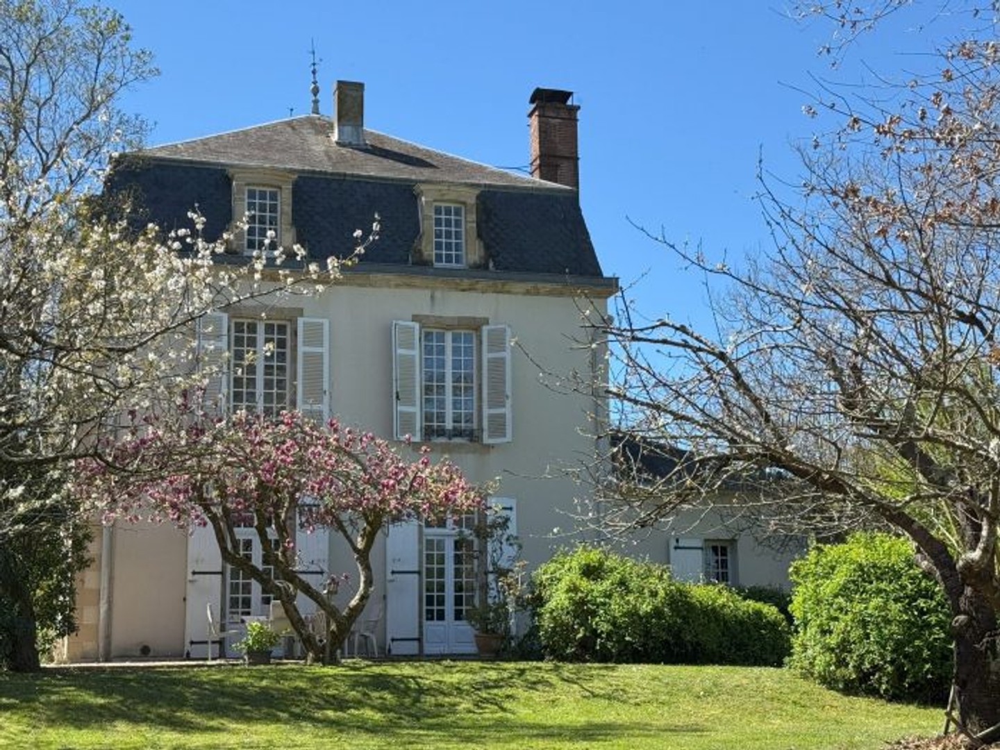Élégante maison de maître de 200 ans dans un parc avec piscine dans un village de marché