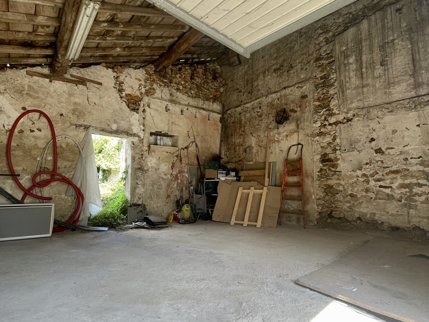 GRANGE A RENOVER SUR LES HAUTEUR DE CRECY LA CHAPELLE