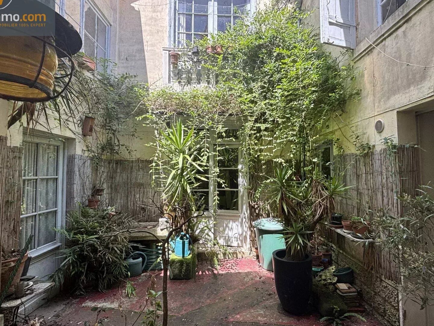maison de village avec patio et garages