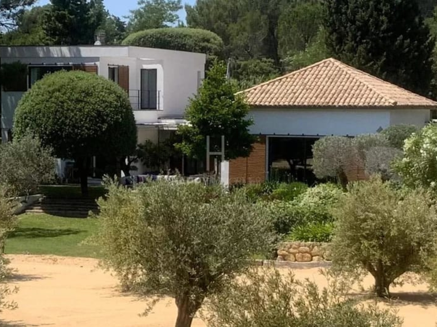 Superbe propriété aux prestations contemporaines, beaux volumes et piscine chauffée