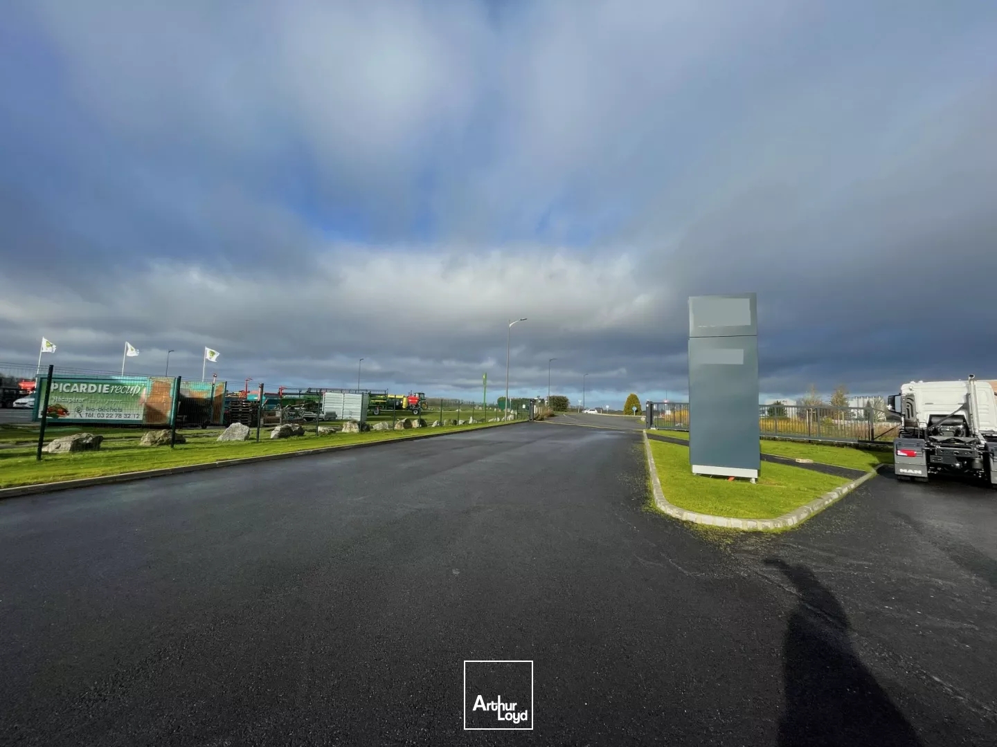 TERRAINS INDUSTRIELS VIABILISÉS - A VENDRE - DIVISIBLES A PARTIR DE 3 771 M2 - SAINT-QUENTIN