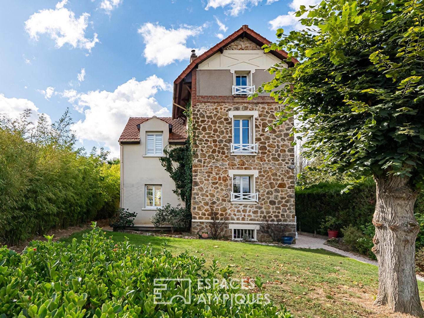 Coup de coeur à Neauphle-le-Château - Élégante meulière de 160 m² sur un parc arboré de 2 225 m²