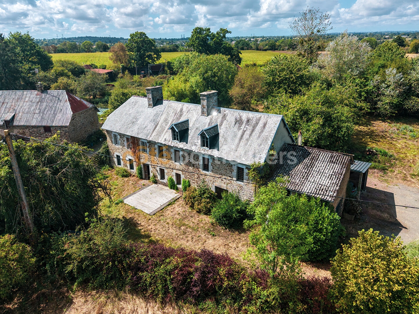 Maison en pierre de caractère avec 5 000m2 de terrain