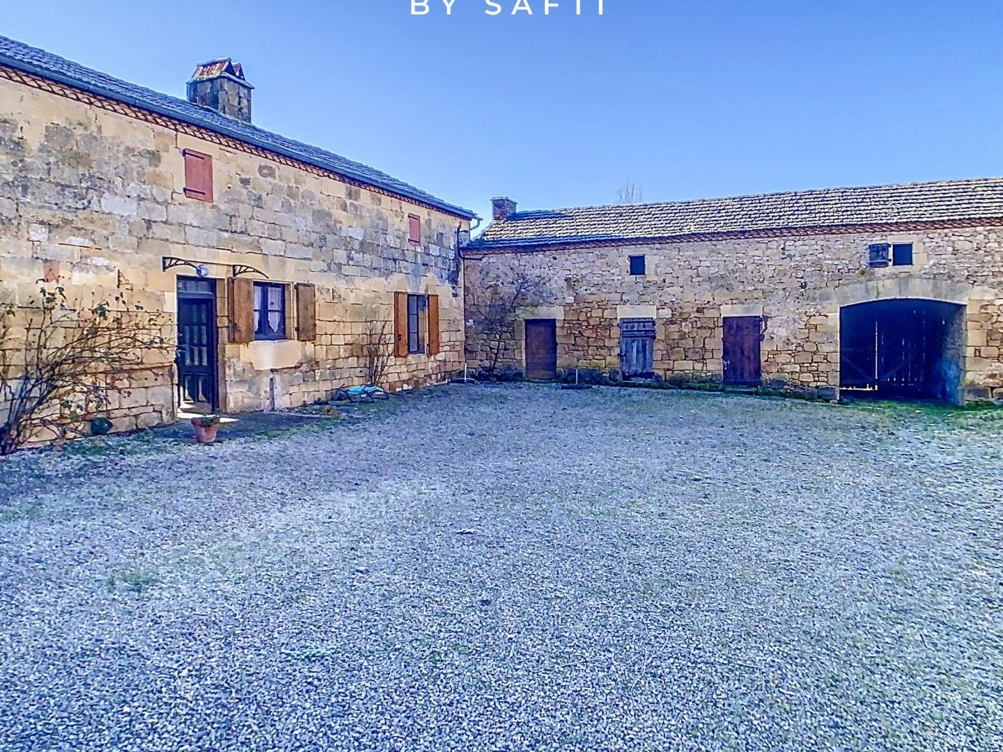 Corps de ferme a restaurer de 95 m² habitables avec 400 m² de dépendances sur un terrain de 3 500 m²