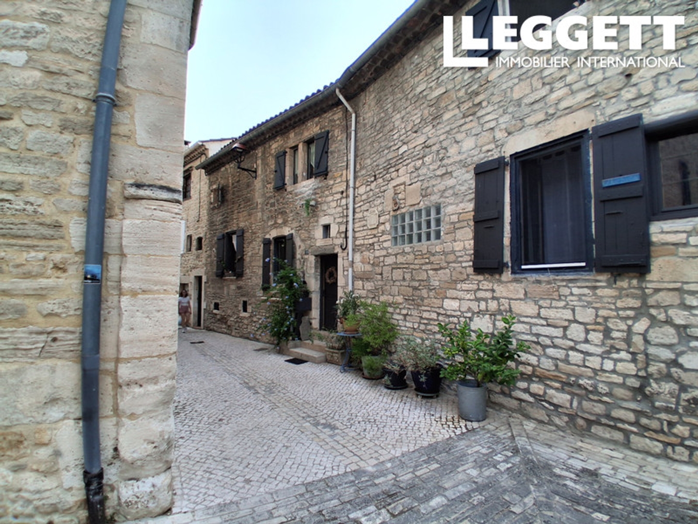 Maison de village comprenant une cour et une cave voutée en pierre d'origine , 3 chambres, 1 séjour, salon,