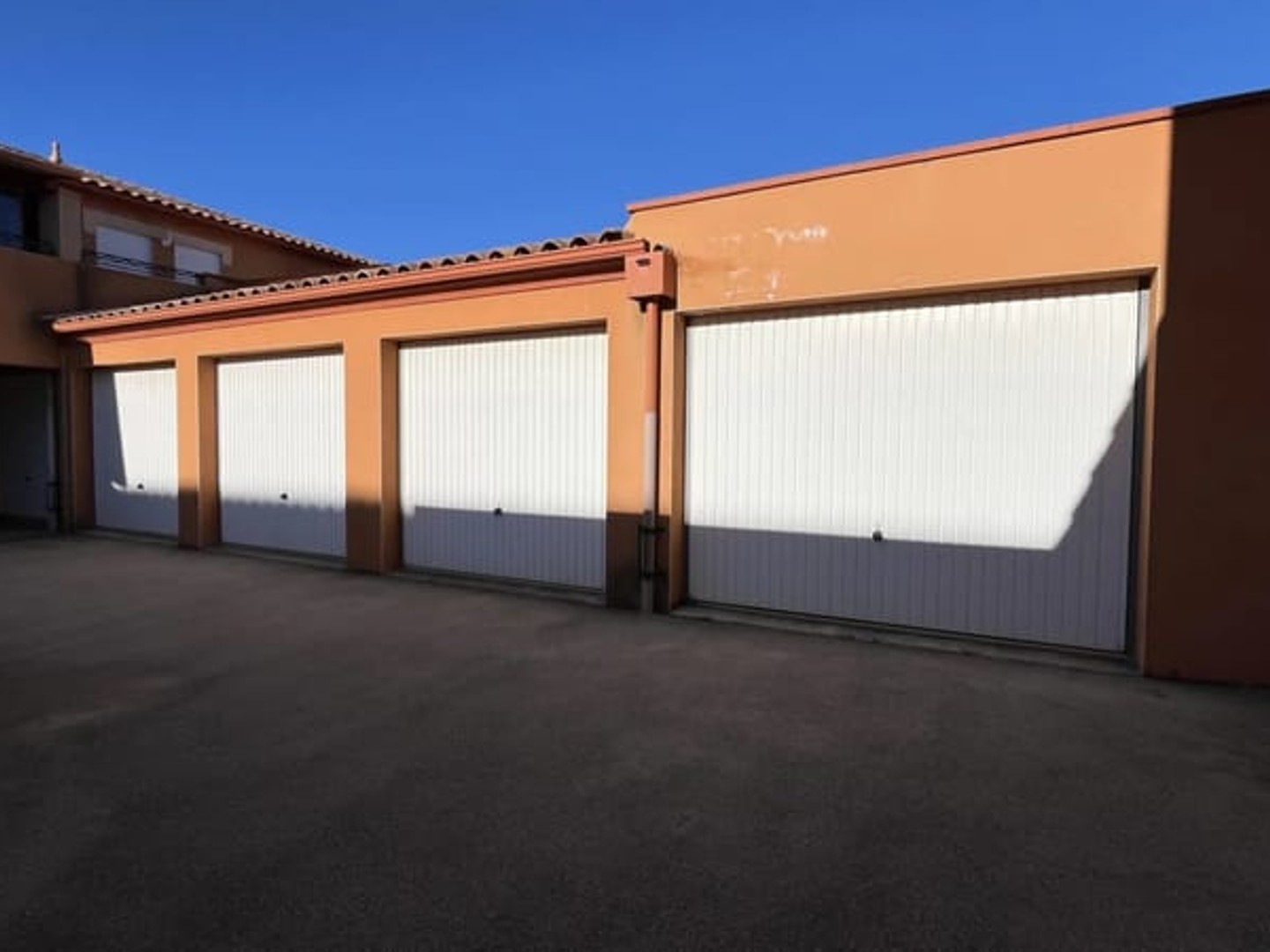 Grand garage sécurisée