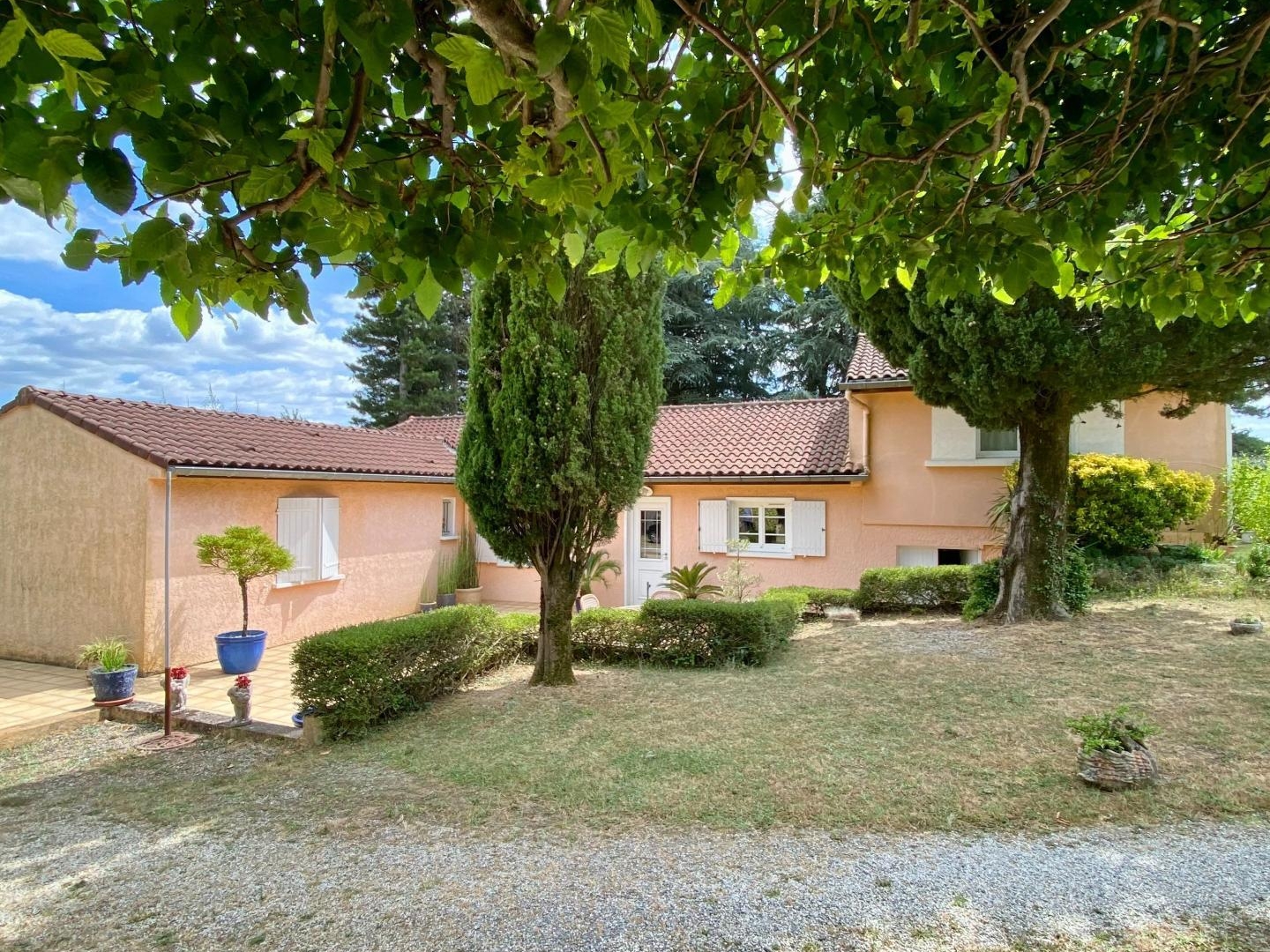 Villa 160m² avec piscine, pool house, abri voitures et terrain attenant