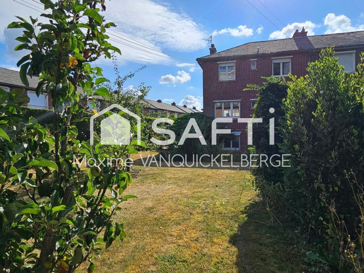Maison semi-individuelle avec 3 chambres, bureau, garage, sous-sol et jardin.