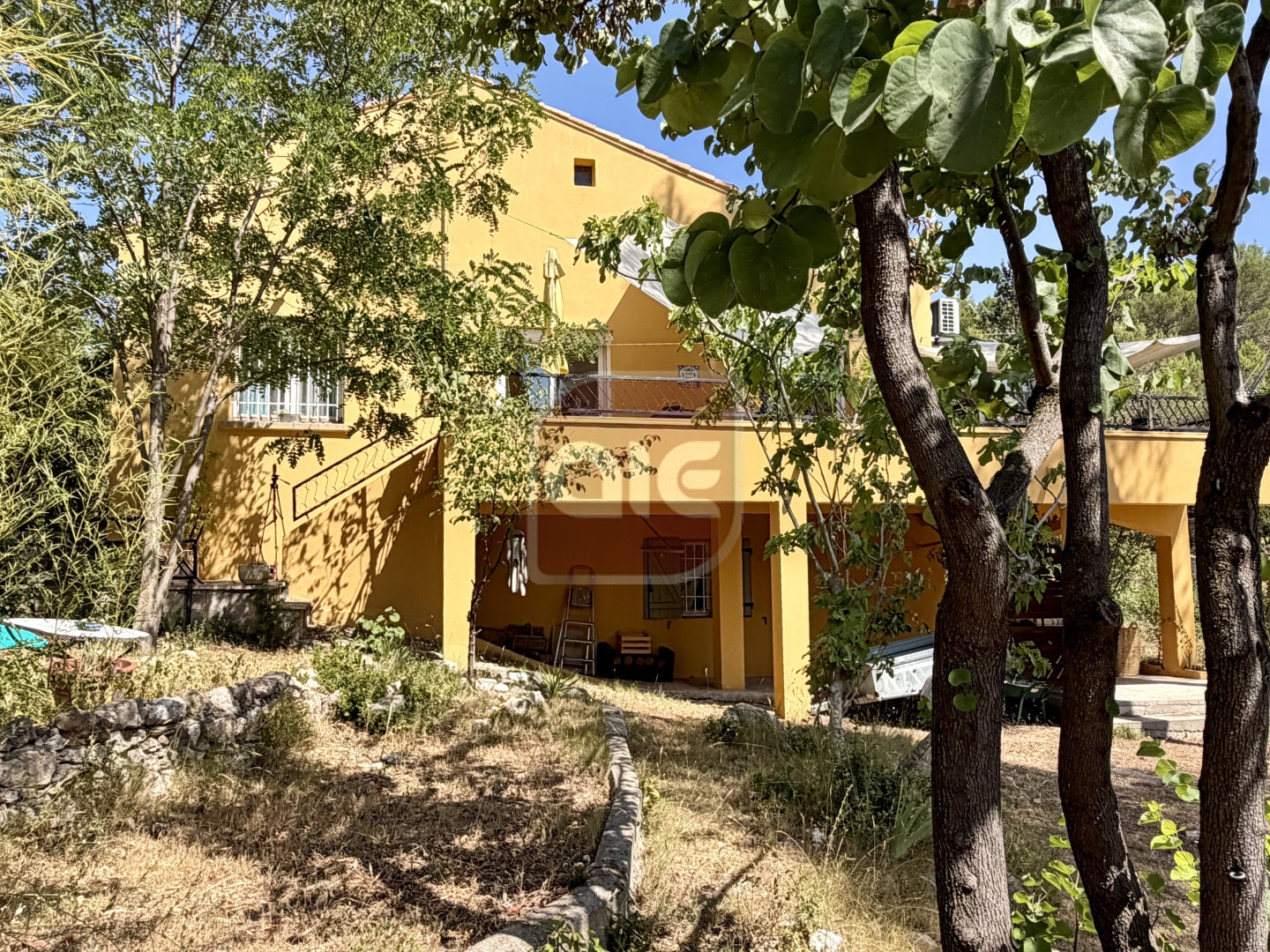 EXCLUSIVITÉ A.I.E.: Sur une parcelle piscinable de 2243 m2,