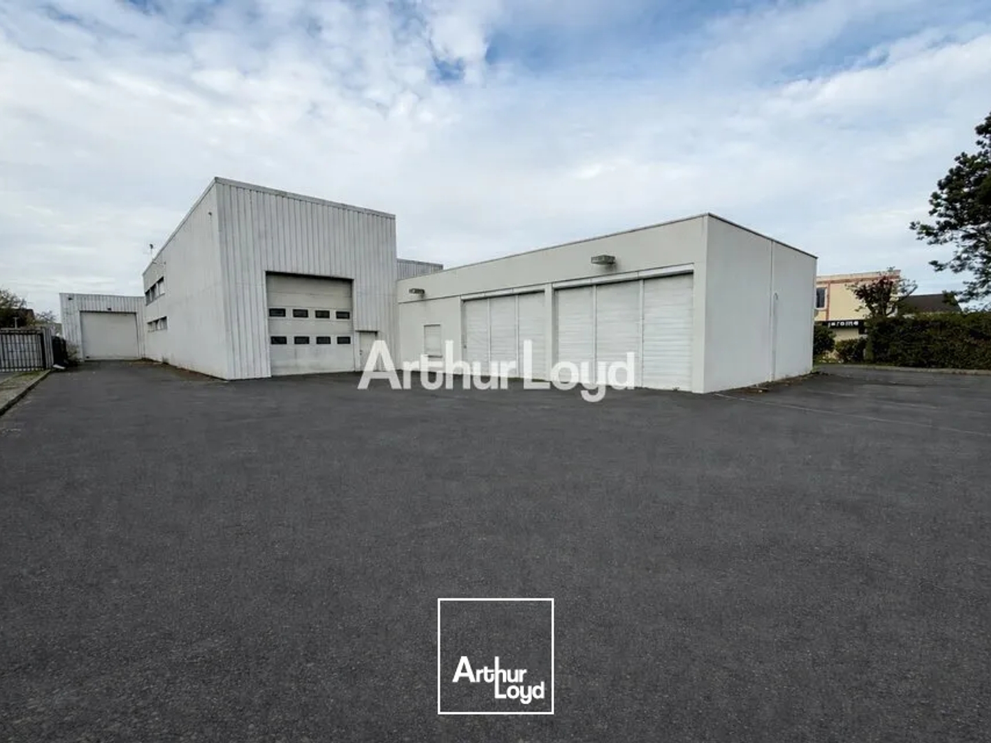 A vendre - Local d'activité d'environ 1744m2 - CORMONTREUIL