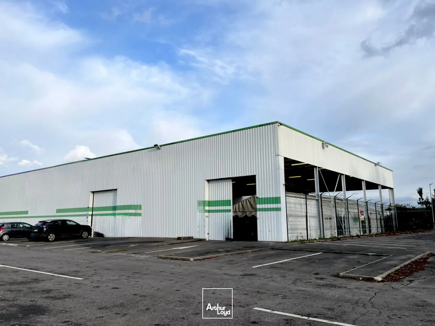 Local commercial d'une surface de 1200 m2 avec un bâti sous auvent de 550 m2, situé à proximité de grandes enseignes nationales en zone commerciale à Soissons. Possibilité d'une seul...
