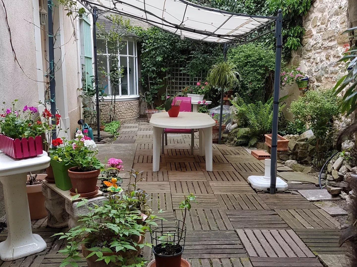 A vendre maison de caractère entièrement rénovée avec cour et garage