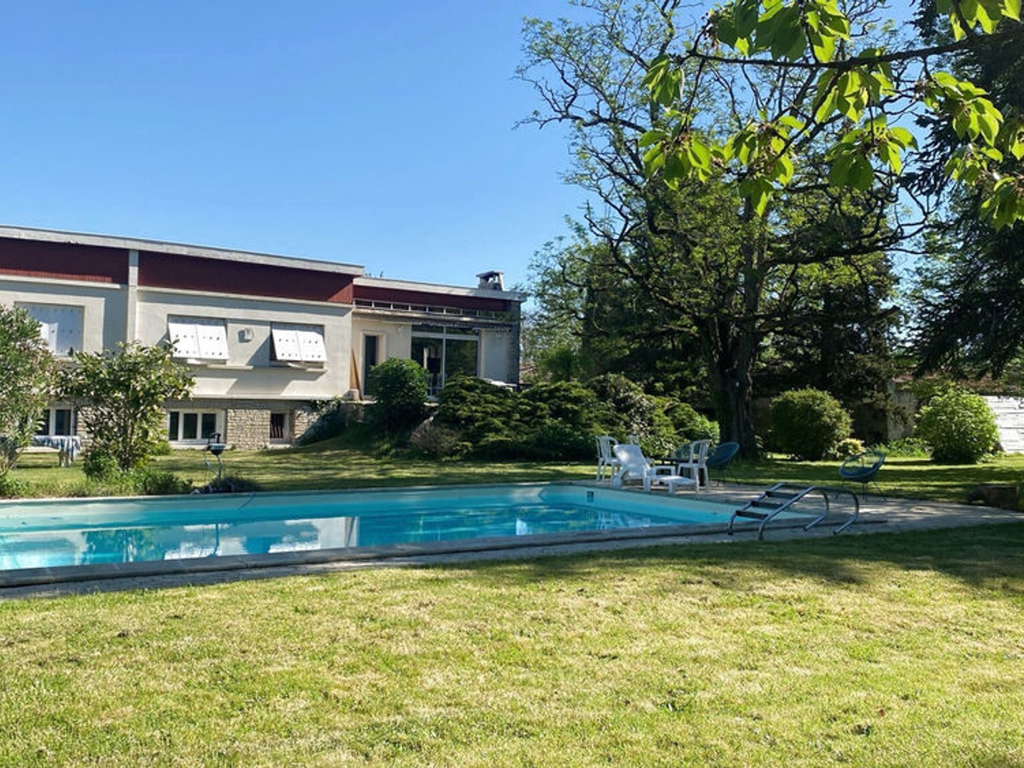 A VENDRE - MAGNÉ - MAISON D'HABITATION 5 CH PARC ARBORÉ PISCINE