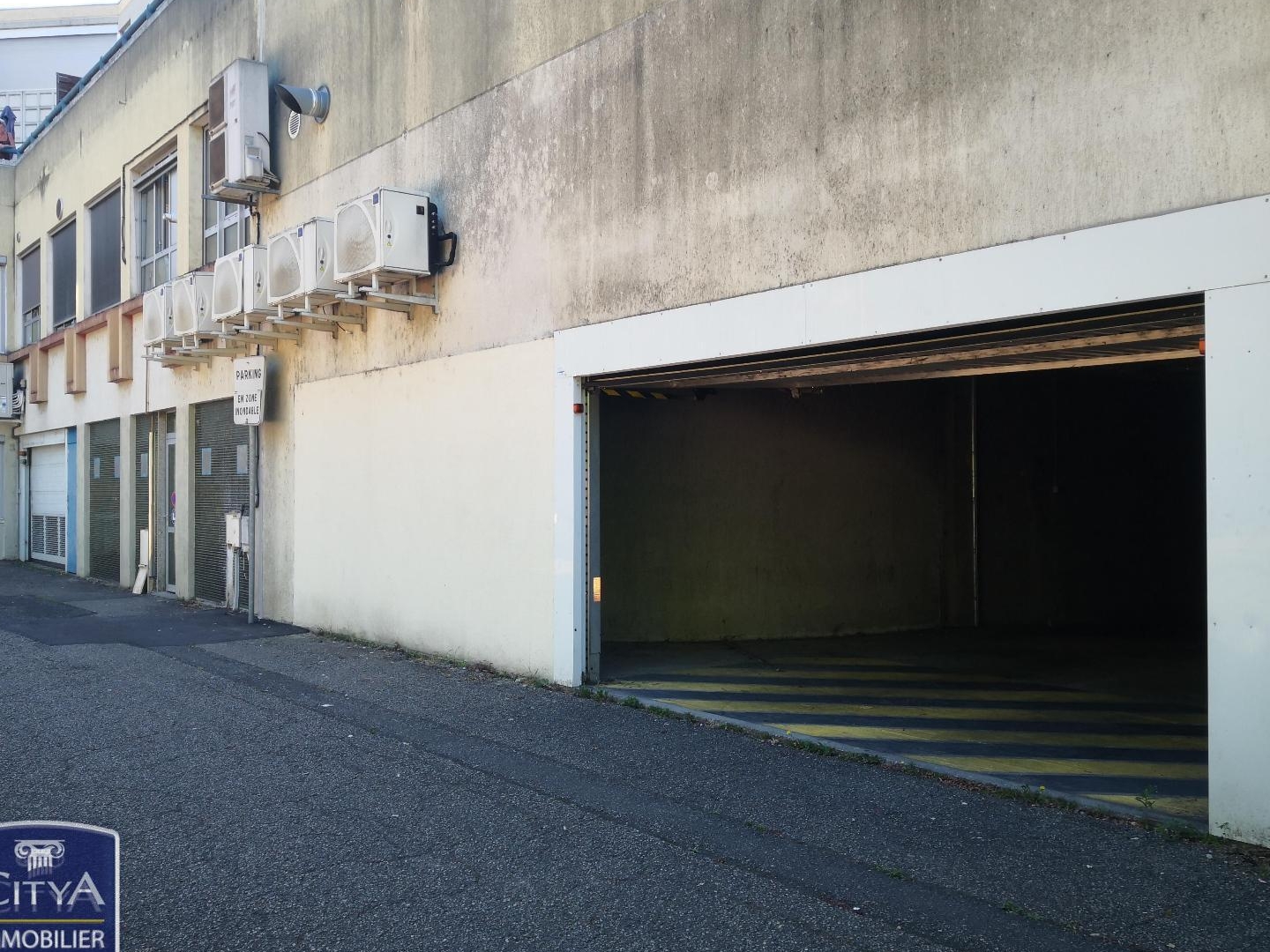 Parking / garage / box à vendre - 117m2 - Rive-De-Gier (42800)