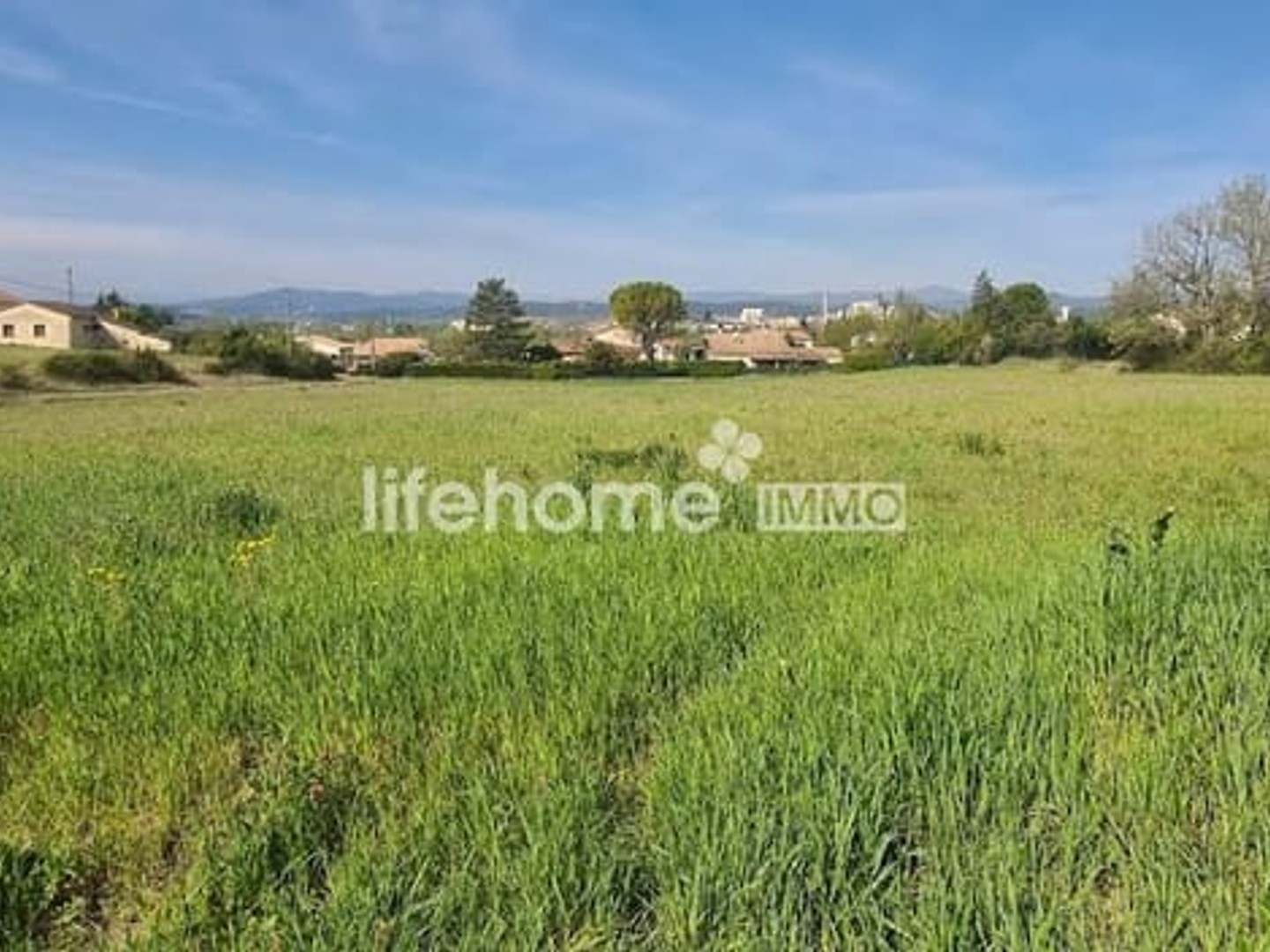 Terrain 740 m²