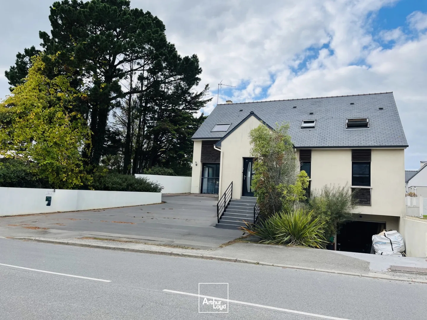 Bureaux à vendre à Saint-Nazaire avec espace de stockage et parking extérieur