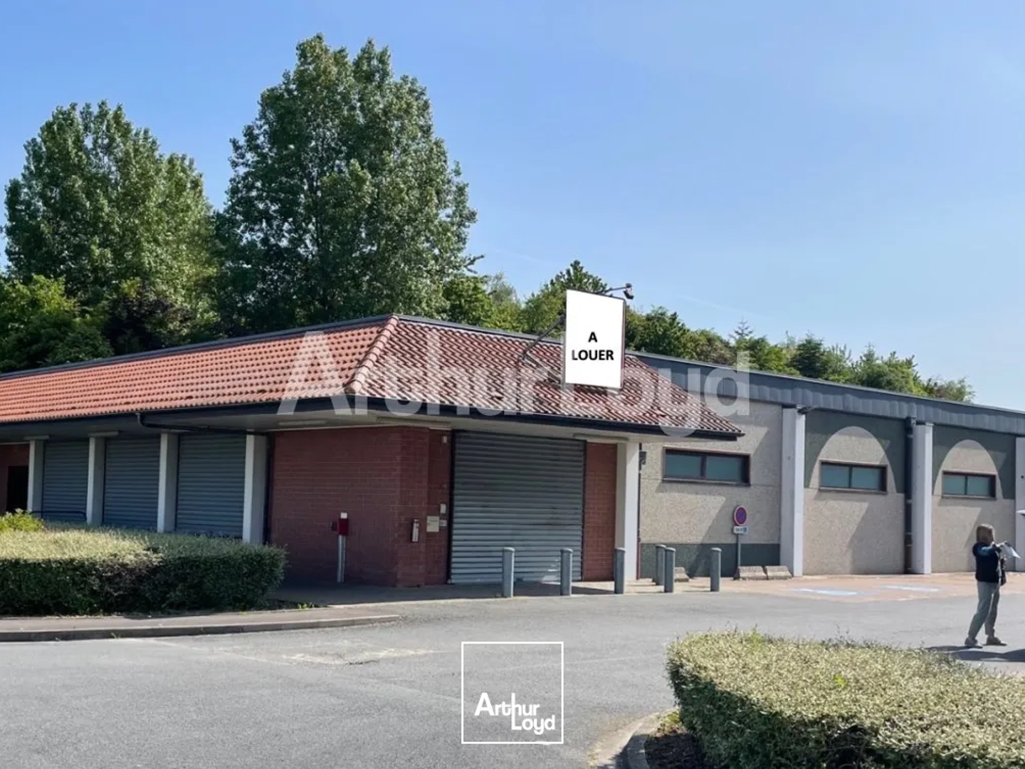 Local commercial de 1082 m² à louer - Emplacement stratégique avec vaste parking à Beaurainville Disponible à la vente