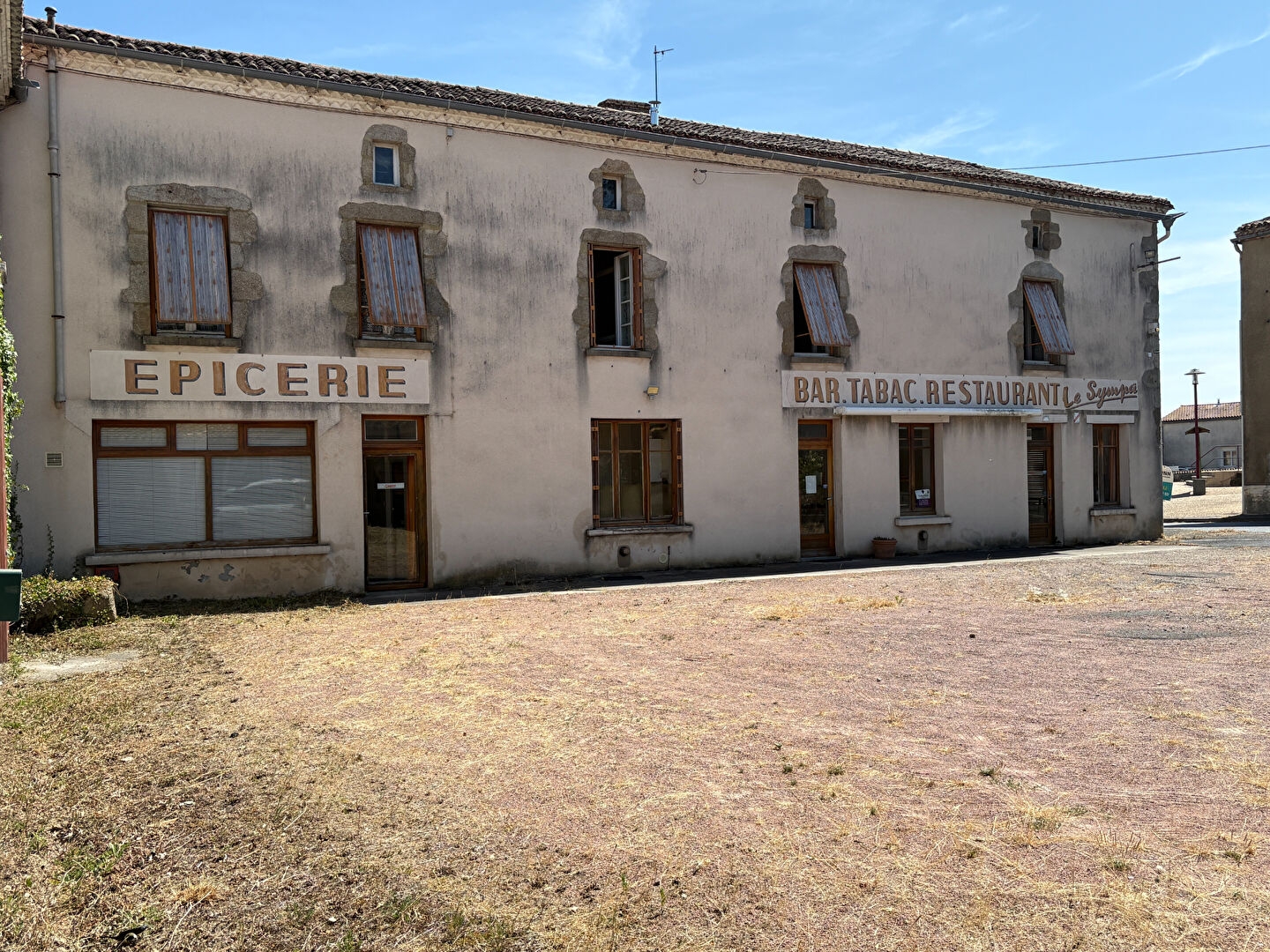 Ensemble immobilier à vendre à Geay travaux à prévoir