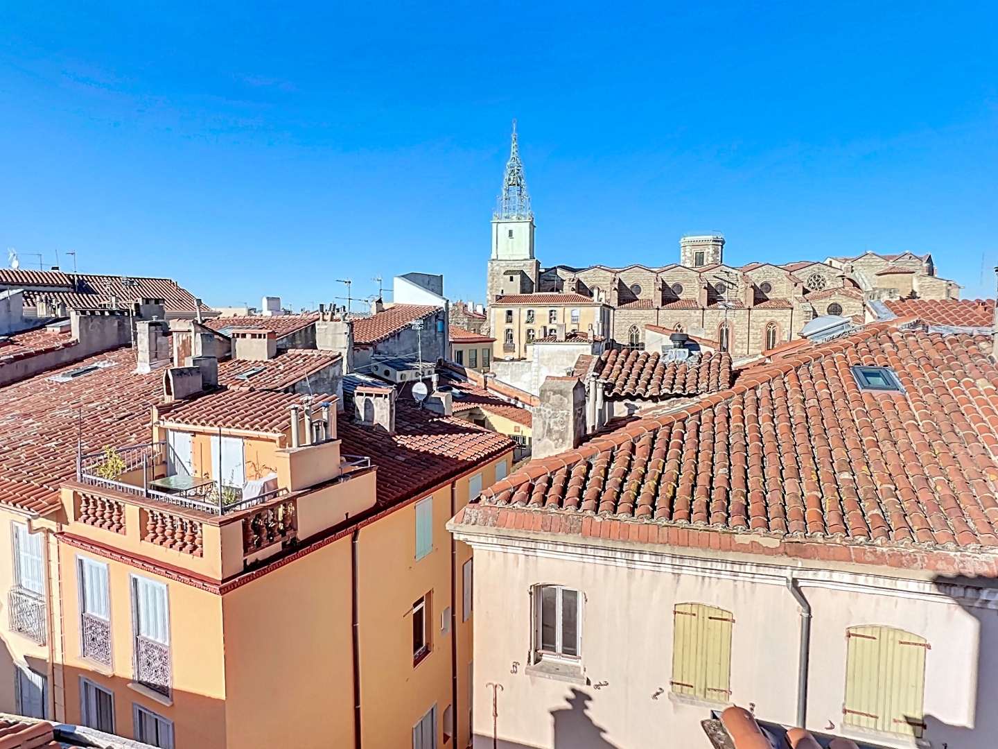 APPARTEMENT DUPLEX DE 145 M2 ET CAVE 9 M2