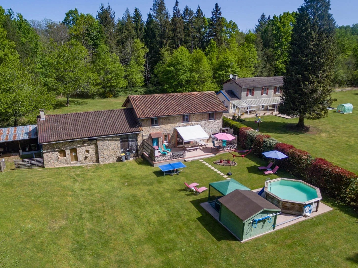 Deux maisons individuelles situées au coeur d'un charmant domaine privé et d'un bois de 2 hectares